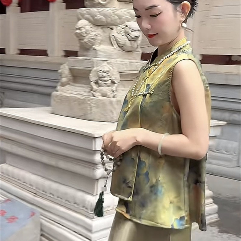 精致上衣搭配垂感半身裙穿搭