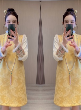 网红冬季黄色小众2025旗袍设计感刺绣重工垂感连衣裙搭配白色打底