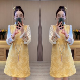 网红冬季黄色小众2025旗袍设计感刺绣重工垂感连衣裙搭配白色打底