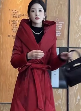 2024女士网红炸街爆款冬季红色加棉保暖长款遮肉净版收腰系带棉服