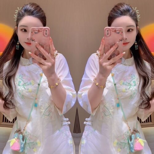 青春靓丽刺绣新中式设计感女装潮