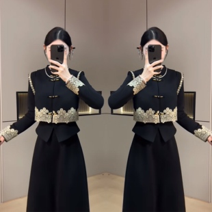 网红冬季黑色刺绣提花重工盘扣马甲搭配垂感连衣裙2025两件套穿搭