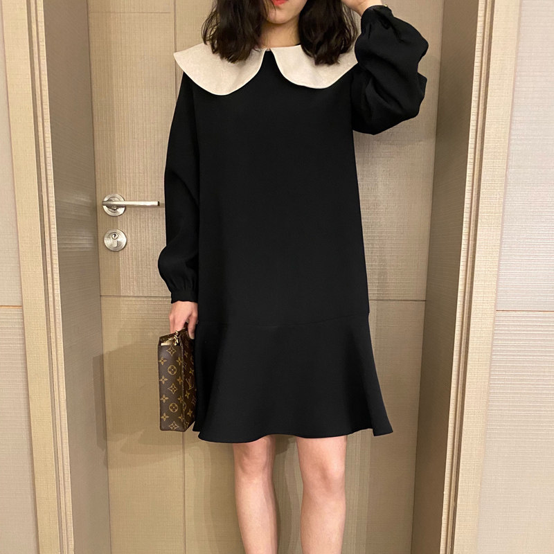 赫本风小黑裙2025韩版秋装新款撞色娃娃领大码宽松荷叶边连衣裙女
