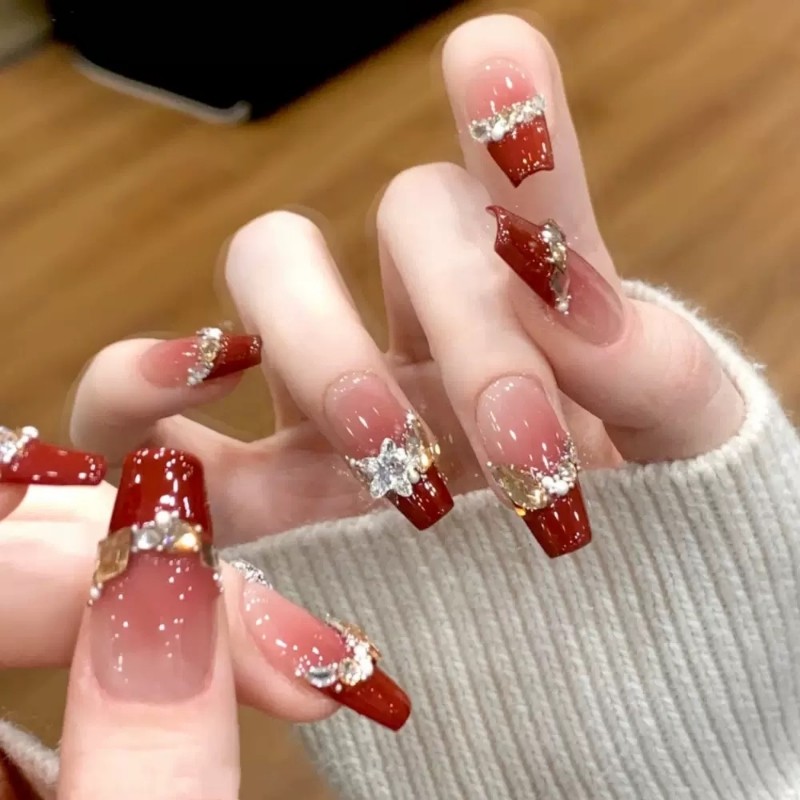 2026新年款感显白法式爆闪穿戴甲片美甲贴新年战甲黑皮蝴蝶固态