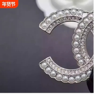 新款小香风胸针高档字母珍珠满钻女设计感胸花配饰感别针气质女