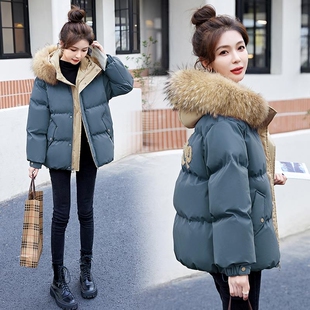 户外短款羽绒服冬季女款2025年新款配大毛领白鸭绒刺绣面黑色粉色