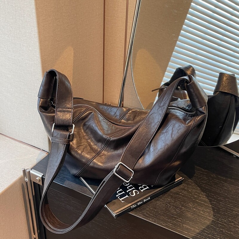 松弛感大容量包包女式2026新款复古软皮单肩包休闲通勤斜挎饺子包