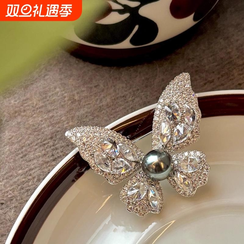 精致蝴蝶胸针微镶嵌锆石高档胸花女士西装别针大衣珍珠配饰品高级