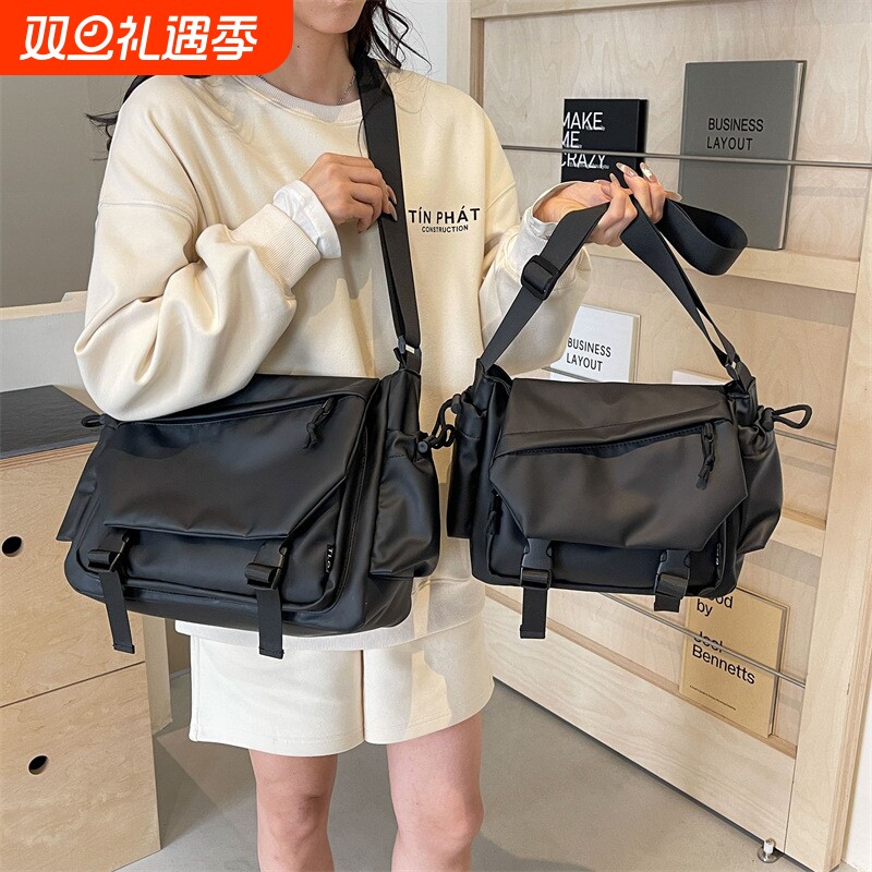 包包斜挎包2025新款男女工装大容量通勤邮差包男休闲单肩肩包防水