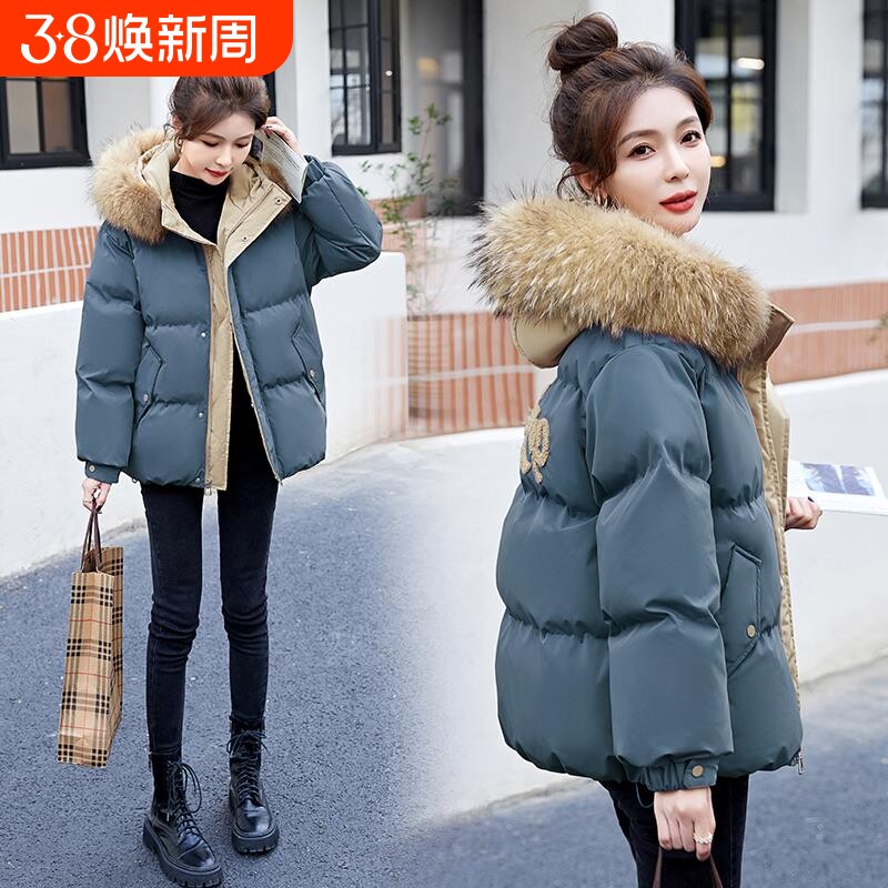 户外短款羽绒服冬季女款2025年新款配大毛领白鸭绒刺绣面黑色粉色