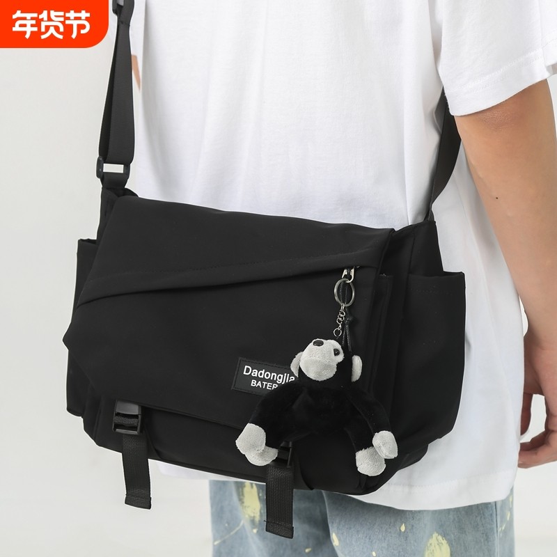 男士斜挎包机能日系风工装邮差包休闲ins大容量男包潮牌单肩包女