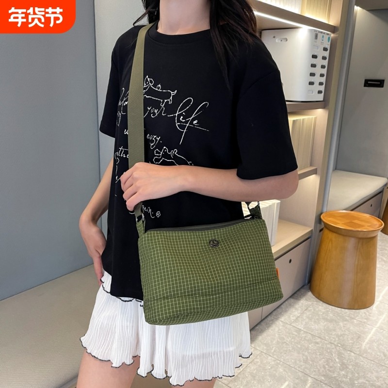 小包包2025休闲百搭运动包新款男女轻便单肩斜挎包大气时尚尼龙