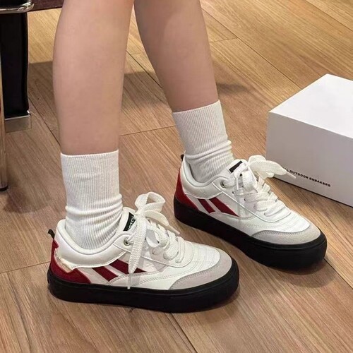 品牌断码小白鞋女百搭chic小众鞋子女2026新款配阔腿裤的运动休闲