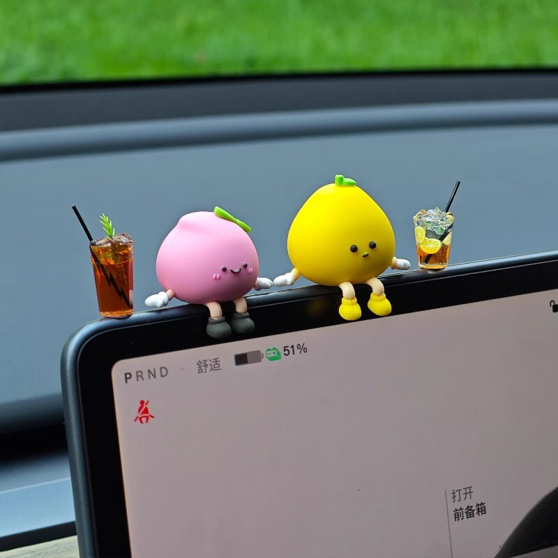 2026新款车载汽车中控台可爱桃子小人摆件创意车内治愈有趣装饰品