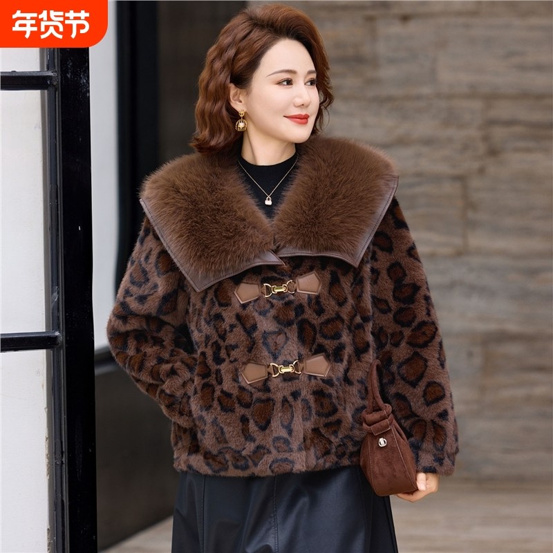 新款妈妈冬装皮毛一体外套中老年女士装洋气保暖水貂绒大衣皮草
