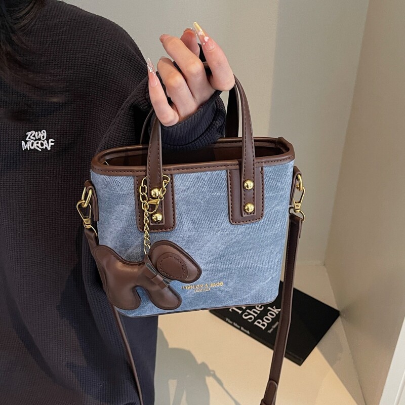 今年流行超火小包包女2026新款时尚百搭斜挎包小众爆款手提水桶包