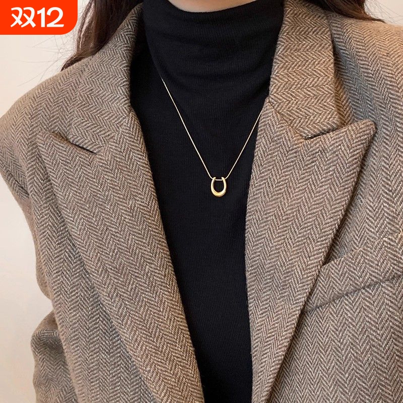 金色马蹄吊坠项链女款2025新款爆款轻奢高级感简约钛钢毛衣链配饰