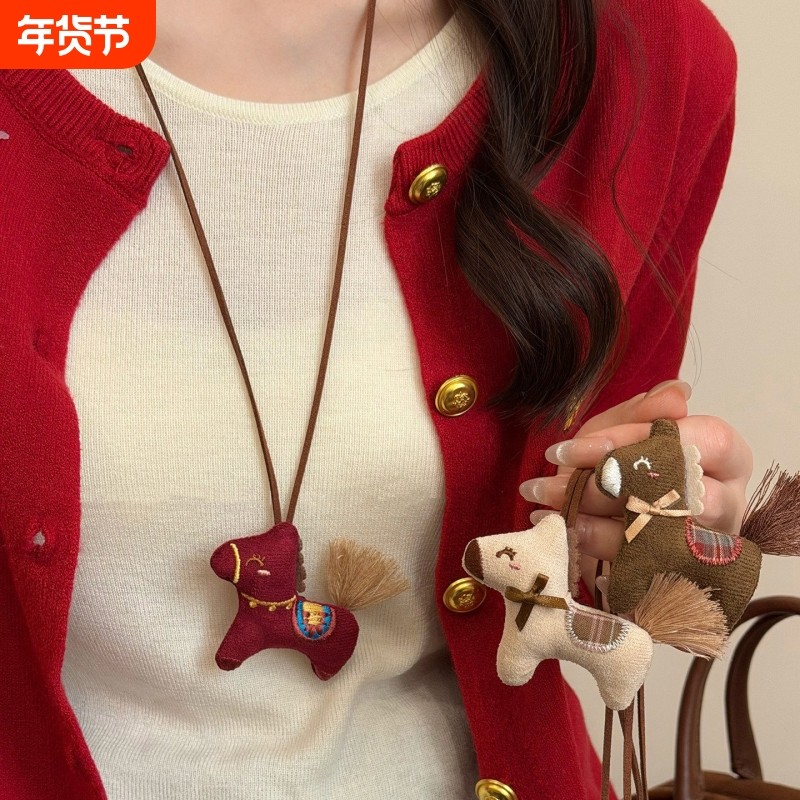 红色布偶小马吊坠项链女秋冬长款本命年毛衣链设计配饰品新年多层