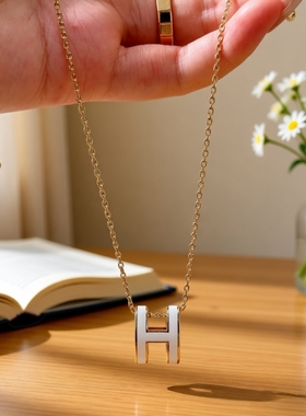 轻奢H字母珐琅项链女小众不掉色吊坠锁骨链新款白金玫瑰金钛钢