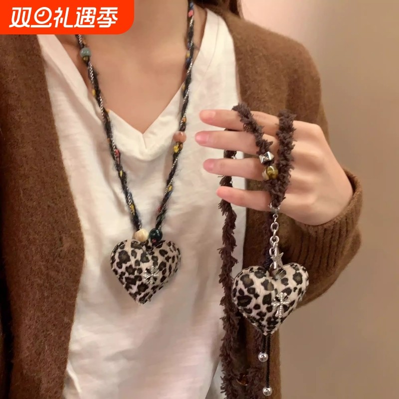 秋冬毛绒豹纹爱心吊坠项链女小众独特设计毛衣辣妹风长款配饰