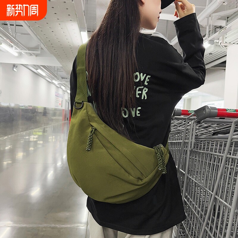 大版胸包女轻便百搭ins尼龙布包2026新款休闲单肩斜跨饺子包G