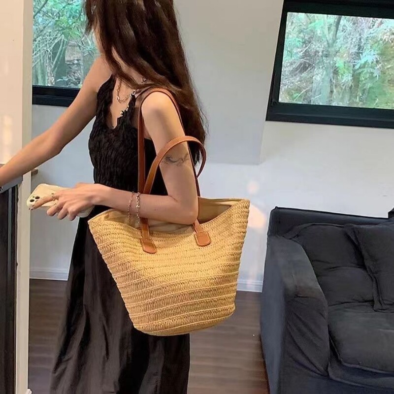 草编包包女大容量新款度假沙滩编织水桶包菜篮子通勤托特包白色