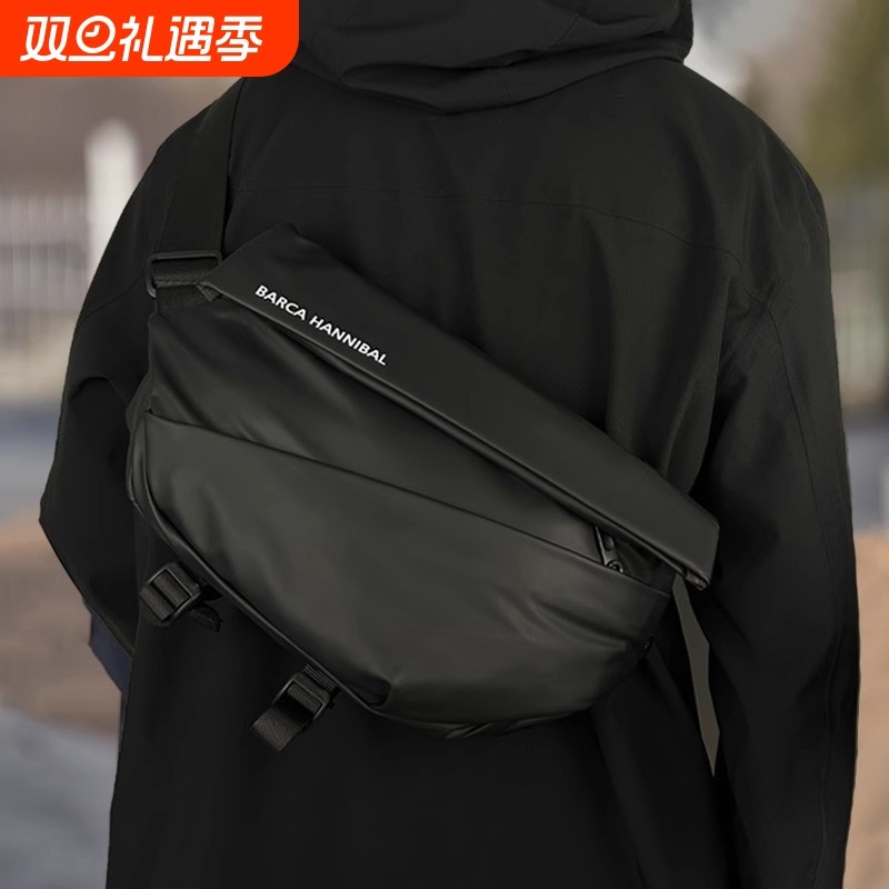 男士斜挎包通勤包胸包男款邮差包骑行包机车背包运动男生单肩包