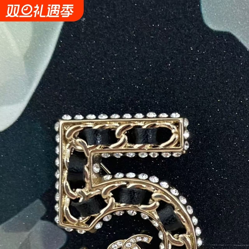 小香风胸针字母数字5黑色小羊皮高级别针气质中古大衣西装配饰