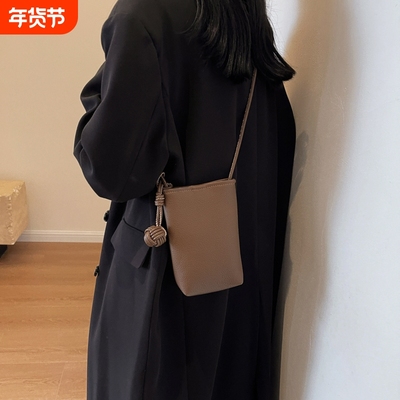 软皮小圆球挂饰斜挎手机包小包轻便休闲包百搭单肩小方包编织大气