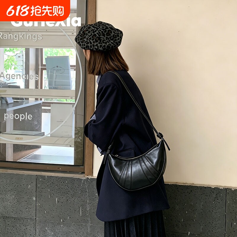 小众通勤牛角包真皮可颂包头层牛皮饺子包大号胸包羊角包斜挎包