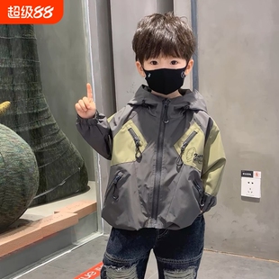 男童冲锋衣春秋款2025新款秋装儿童秋季外套工装薄款男孩连帽风衣