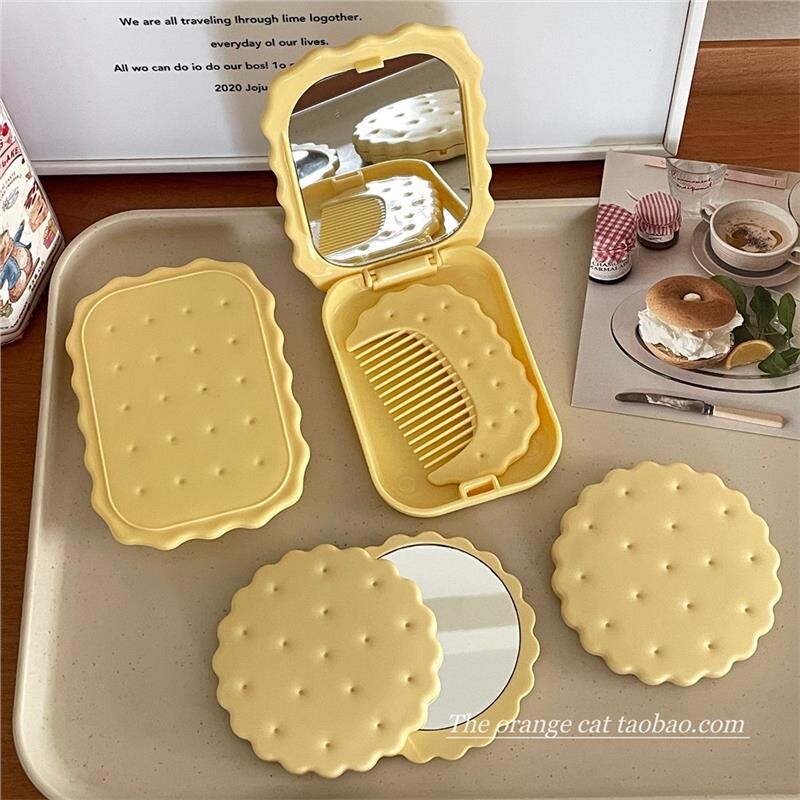 芝士小饼干~可爱卡通便携小镜子学生迷你化妆镜带梳子户外创意