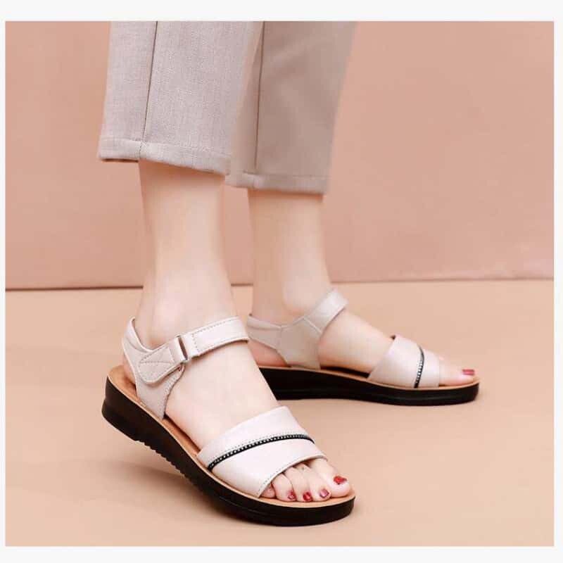 意尔康心选凉鞋女夏平底低跟中老年人女士防滑软底加宽老人凉鞋女