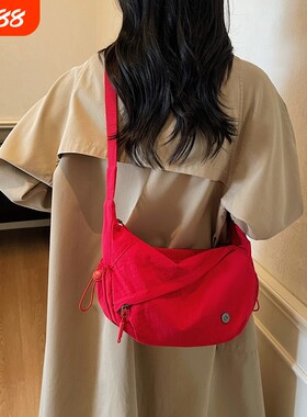 轻便款运动风斜挎包女大容量休闲背包饺子包红色尼龙白色斜挎包包