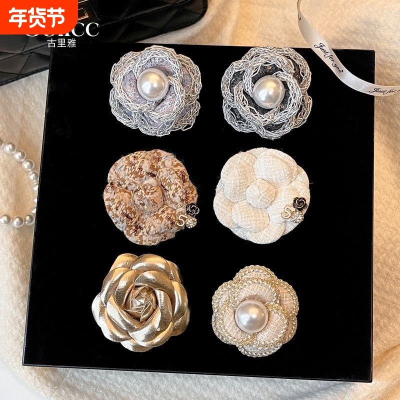 大珍珠丝绒山茶花胸针女款2025新款别针高端精致时尚衣服点缀饰品
