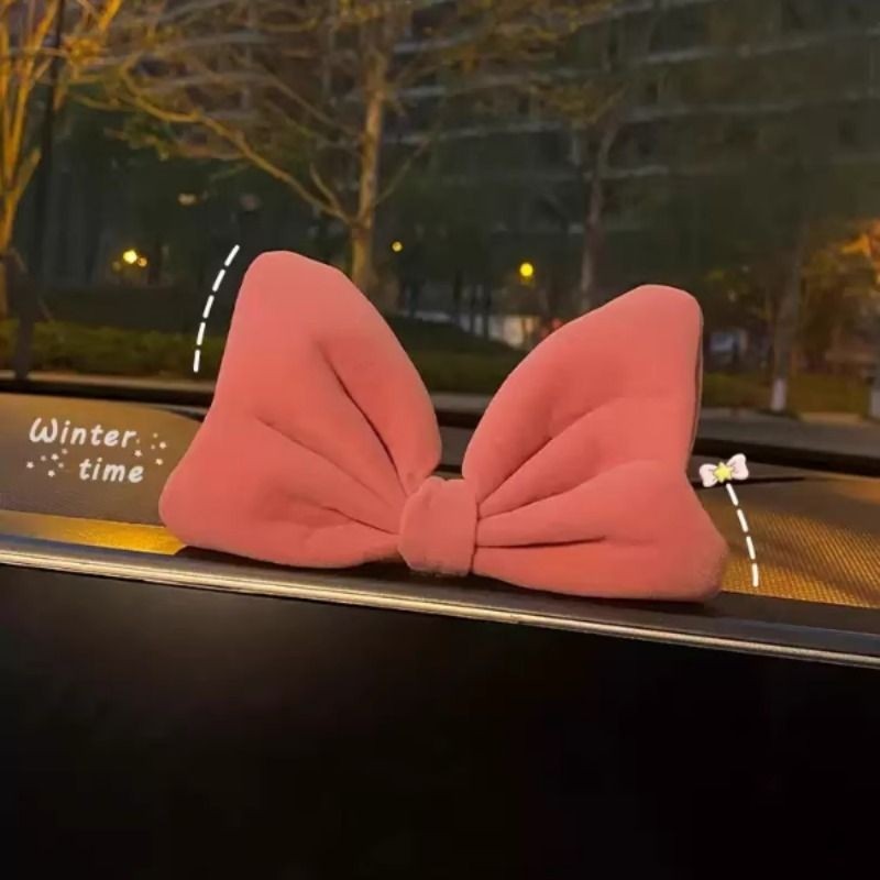汽车摆件2025新款网红车载中控台女生车饰蝴蝶结车内装饰用品大全