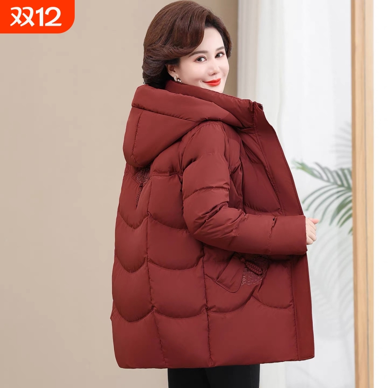 2025冬装妈妈羽绒服老年人女款衣服中老年款加厚外套中长款红色