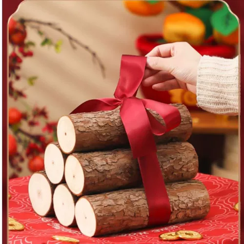 Дом перемещает и украшает дрова в дом, и дерево очень рада переехать в дом.