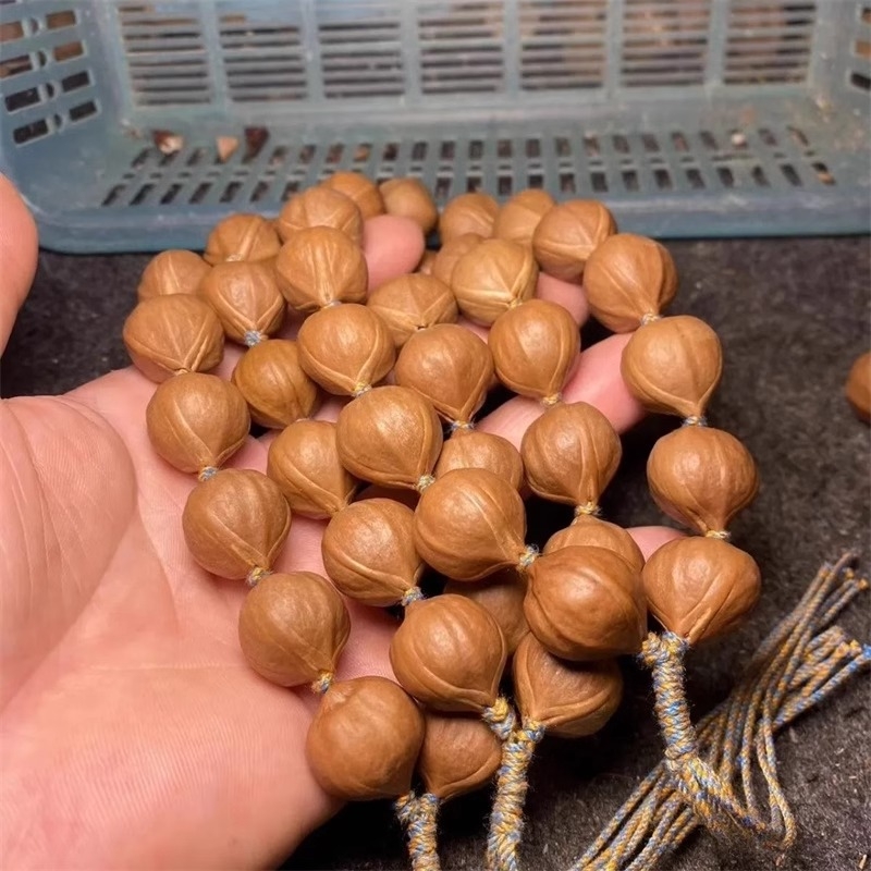 橄榄核文玩手持正圆饱满铁头鲨鱼