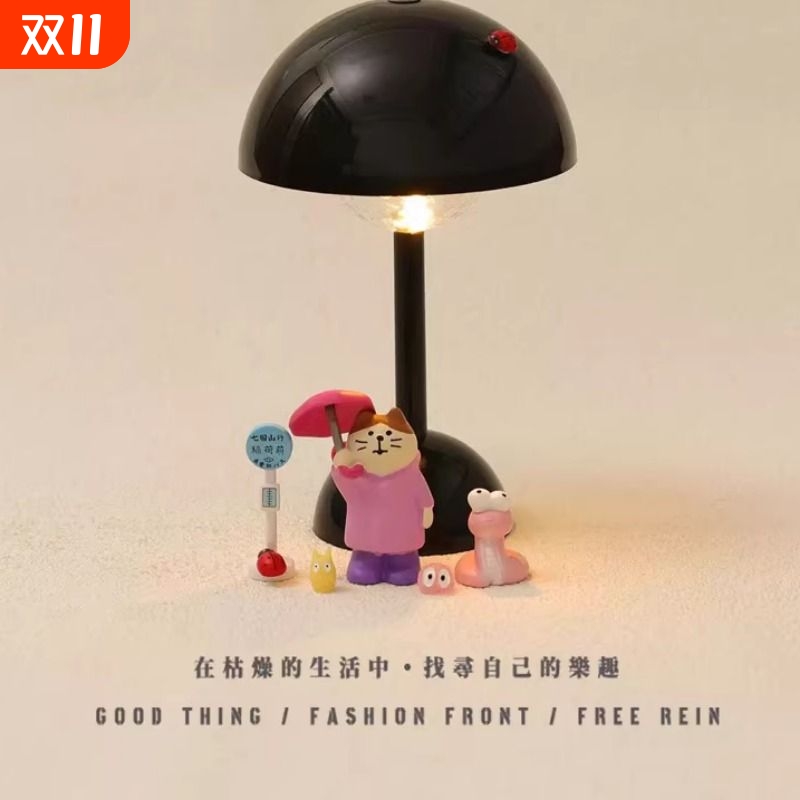 下雨报道可爱黄衣雨伞猫装饰小摆件治愈系夜灯桌面室内送朋友礼物
