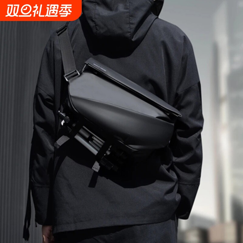 新款男士斜挎包通勤包胸包男款邮差包背包运动单肩包潮防水大容量