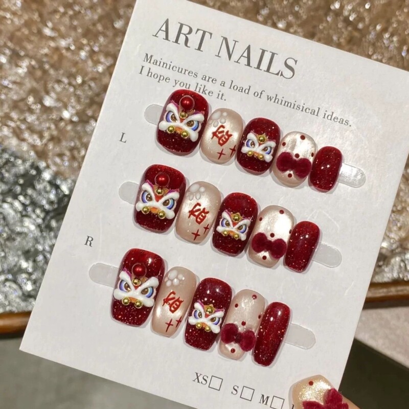 醒狮2026手工新年穿戴甲红色招财猫眼美甲高级感中长款杏仁粉色