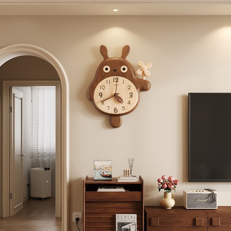 美世达实木龙猫挂钟客厅2025新款儿童复古创意时钟挂墙钟静音奶油