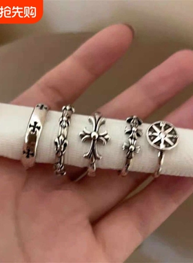 黑色覆古戒指的女性在小