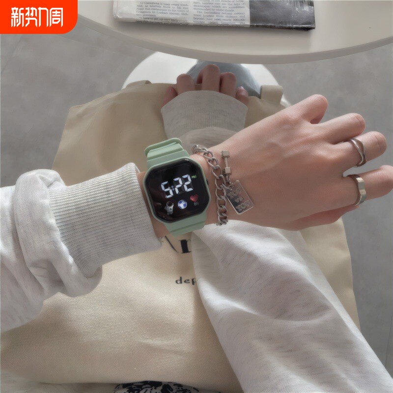 博翌扬科技感太空人学生党简约高颜值高中LED电子手表P33质感方