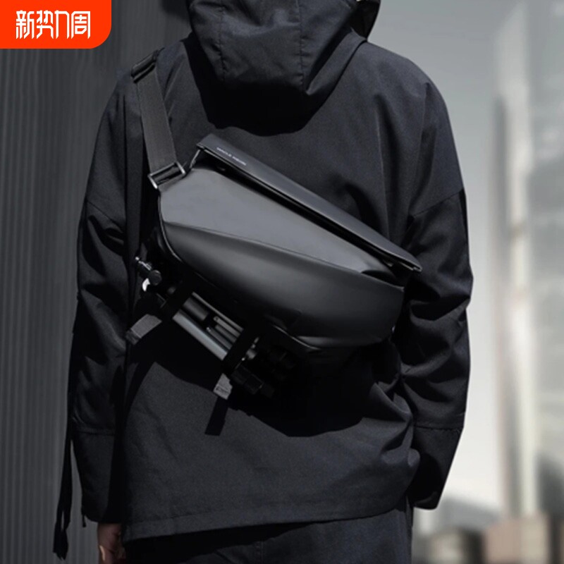 新款男士斜挎包通勤包胸包男款邮差包背包运动单肩包潮防水大容量