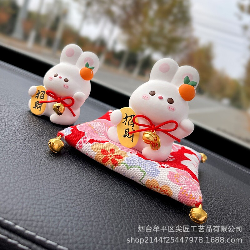 现货批发节日礼物吉祥物车载香薰小兔子汽车摆件中控台装饰礼品