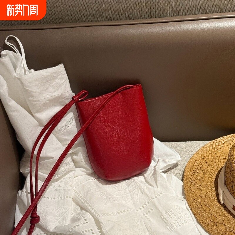 2025新款复古红色斜跨单肩包牛皮简约时尚水桶包通勤墩墩包轻奢女