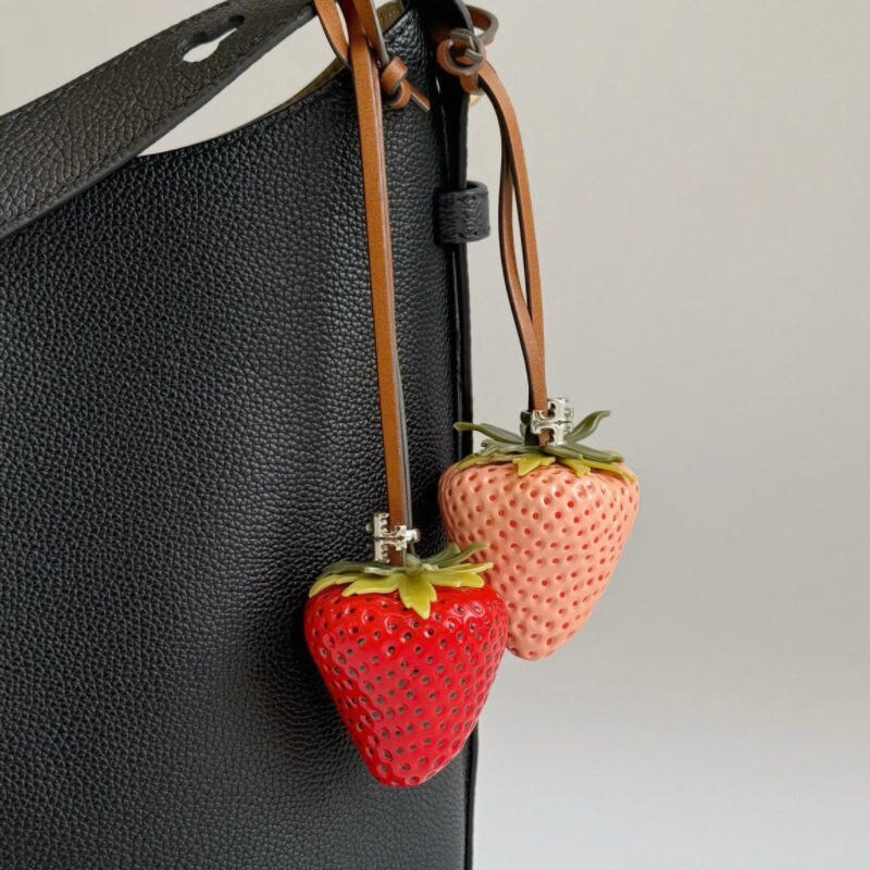 莓有烦恼草莓挂件网红喜上莓梢草莓钥匙扣立体女包装饰挂件摆件