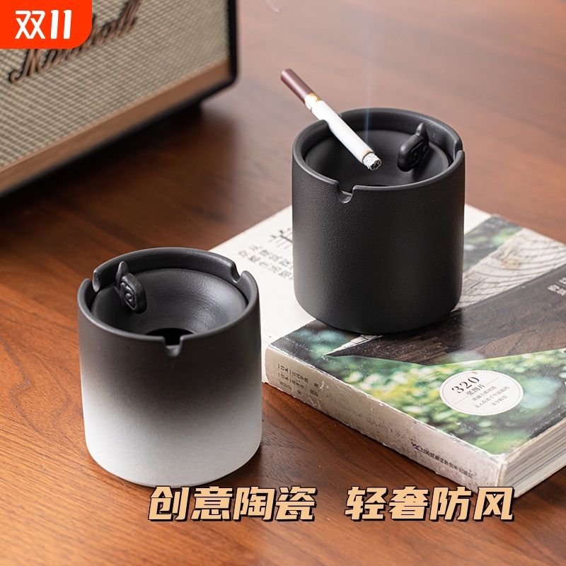 创意漏斗陶瓷烟灰缸家用客厅带盖防风飞灰轻奢高级感装饰摆件家居